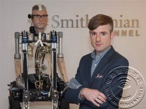 新型仿生机器人颇似人类 能行走呼吸心脏跳动