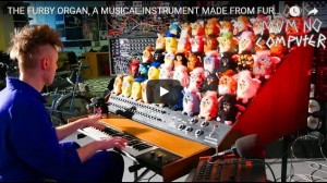 国外大神儿用菲比娃娃制作了一台风琴合成器（视频）