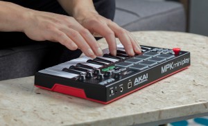 Akai 发布带有内置音色的MIDI键盘控制器 MPK mini play