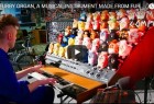 国外大神儿用菲比娃娃制作了一台风琴合成器（视频）