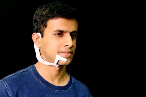 骨传导无声耳机可让用户安静地与电脑交流