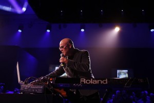 Roland（罗兰）宣布历史上首次在罗兰云上的直播 — “托马斯·杜比（Thomas Dolby）在罗兰云的直播音乐会”