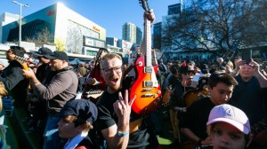 457名澳大利亚吉他手刚刚创造了一项新的吉尼斯世界纪录（视频）