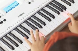 YAMAHA（雅马哈）推出适用于初学者的EZ-300发光键电子键盘，使学习更轻松（视频）