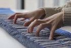 KnittedKeyboard II，可以像围巾一样穿戴在身上的MIDI键盘控制器（视频）