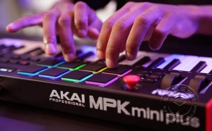 Akai发布新一代MIDI键盘控制器MPK Mini Plus，内置音序器和琶音器（视频）