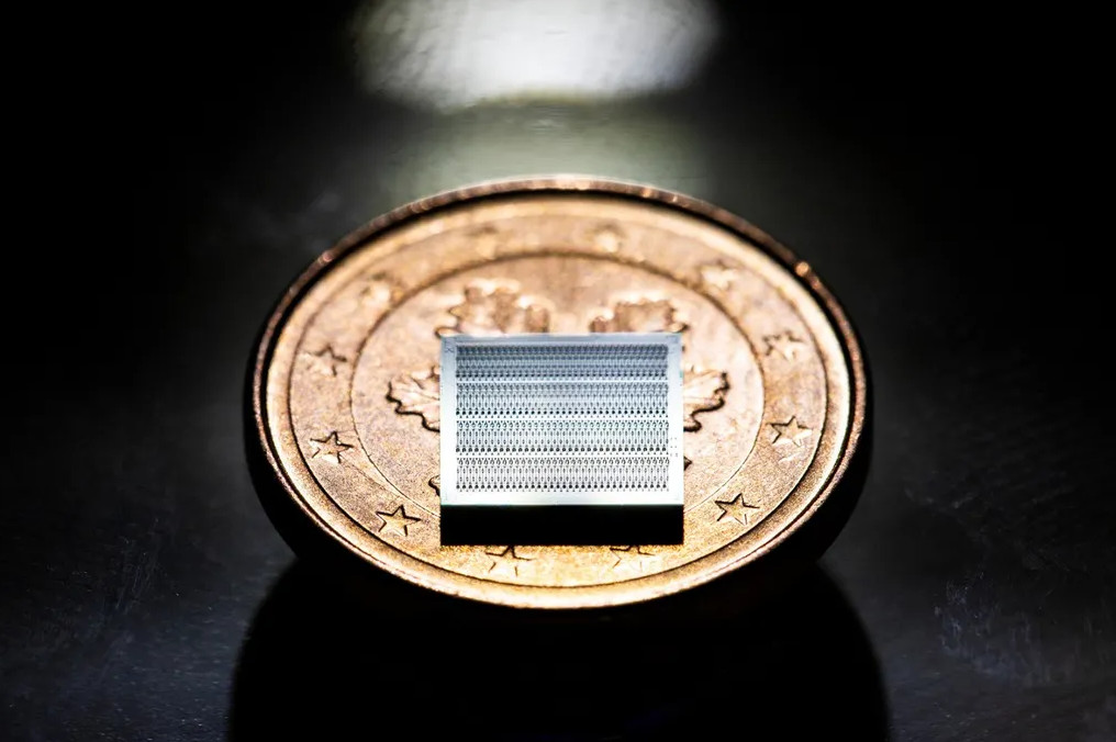 科学家研发NED微型扬声器：让耳机更小，功能更强大